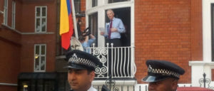 Als Asyl noch Schutz bedeutete: Am 19. August 2012 spricht Julian Assange vom Balkon der ecuadorianischen Botschaft in London. (Foto: [url=https://commons.wikimedia.org/wiki/File:Assange_speech_at_Ecuador_embassy.jpg?uselang=de]wl dreamer[/url])