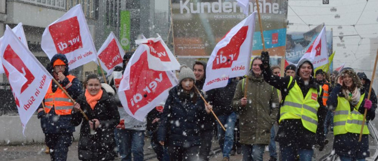 Darmstadt, am 22. März: Im Schneetreiben gingen Kolleginnen und Kollegen der Telekom für ihre Forderungen auf die Straße (Foto: ver.di - Fototeam Südhessen)