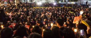 Proteste auf dem Cheonggye-Platz in Seoul (Foto: Teddy Cross/CC BY 2.0/https://www.flickr.com/photos/tkazec/30025467053)