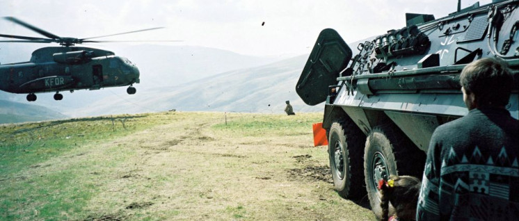 Bundeswehreinsatz im Kosovo 2001 an der Grenze zu Albanien und Mazedonien. Im Vordergrund ein serbischer Schäfer mit seiner Tochter. (Foto: [url=https://de.wikipedia.org/wiki/Auslandseins%C3%A4tze_der_Bundeswehr#/media/File:German_KFOR_observation_post_in_Draga%C5%A1,_2001.jpg]Watchduck[/url])