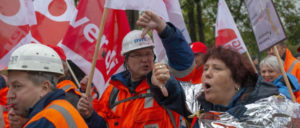 Gewerkschafter demonstrieren gegen den Rodungsstop im Hambacher Forst. (Foto: Hubert Perschke/r-mediabase)