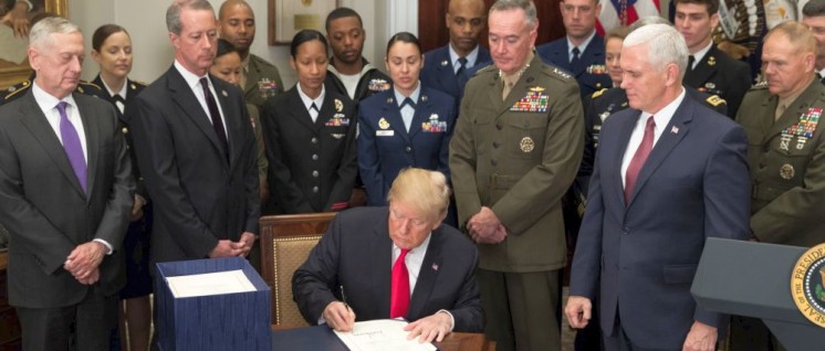 Dick wie mehrere Telefonbücher – der Verteidigungshaushalt für 2018 (Foto: Official White House Photo by Stephanie Chasez)