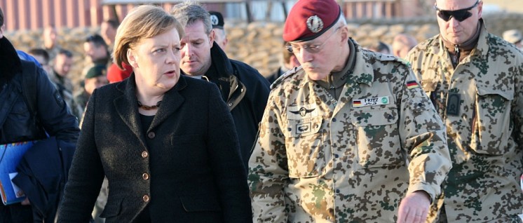 Angela Merkel bei der Truppeninspektion in Afghanistan im Dezember 2010, neben ihr Generalmajor Hans-Werner Fritz (Foto: ISAF Headquarters Public Affairs Office)