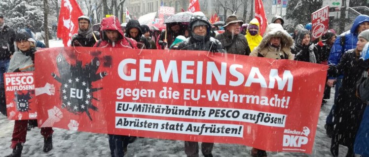 Mit „EU-Militärbündnis PESCO auflösen!“, „Nein zur NATO!“ und „Nein zu 2%!“- deutscher Rüstungsetat setzte die DKP Akzente auf der Siko. (Foto: Christoph Hentschel)