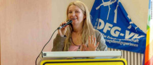 Marion Küpker ist Internationale Koordinatorin der Deutschen Friedensgesellschaft – Vereinigte KriegsdienstgegnerInnen (DFG-VK) gegen Atomwaffen und Sprecherin der Kampagne „Büchel ist überall! Atomwaffenfrei.jetzt“ und Mitglied im Internationalen Versöhnungsbund und der Internationalen Frauenliga für Frieden und Freiheit.
