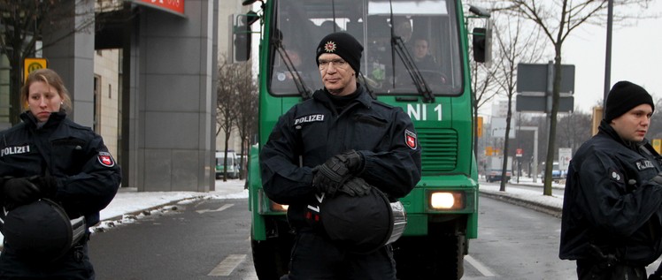 (Foto: [url=https://commons.wikimedia.org/wiki/File:Anti-Nazi-Demonstration_in_Dresden_2012-02-13_(09).jpg]Fraktion DIE LINKE. im Bundestag[/url] / Montage Matthias Rybczynski)