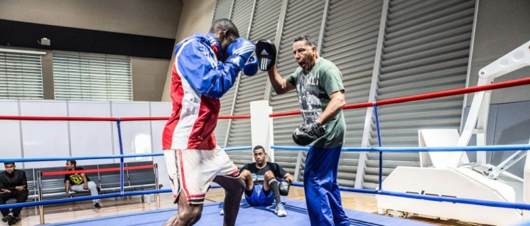 Julio Cesar la Cruz und sein Trainer in Doha, Katar. (Foto: [url=https://www.flickr.com/photos/aibaboxing/21750980600]Boxing AIBA / flickr.com[/url])