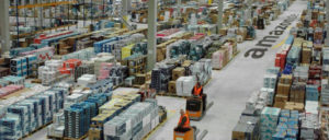 Das Logistikzentrum von Amazos in Leipzig besteht seit 2006. Die Lagerkapazität beträgt rund 75000 Quadratmeter. (Foto: © 1998–2017, Amazon.com, Inc. oder Tochtergesellschaften)