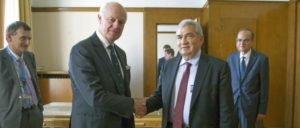 Staffan de Mistura (links), UNO-Gesandter für Syrien beim Treffen mit Riad Seif, Vorsitzender der Nationalen Syrischen Koalition in Genf. (Foto: UN Photo/Violaine Martin)