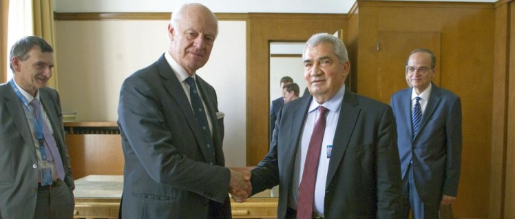 Staffan de Mistura (links), UNO-Gesandter für Syrien beim Treffen mit Riad Seif, Vorsitzender der Nationalen Syrischen Koalition in Genf. (Foto: UN Photo/Violaine Martin)