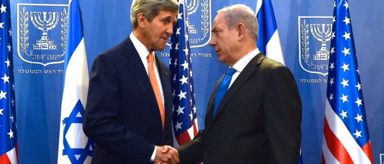 John Kerry beim Handschlag mit Benjamin Netanyahu in Tel Aviv am 23. Juli 2014,