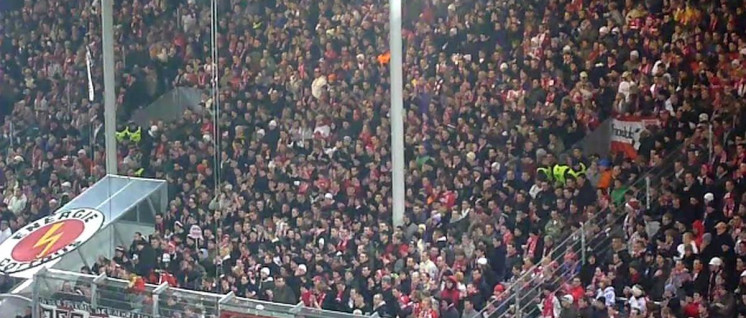 Nicht nur bei Energie Cottbus versuchen Nazi-Hooligans mit Gewalt, organisierte Ultras aus der Fankurve zu verdrängen. (Foto: [url=https://de.wikipedia.org/wiki/Datei:Stadion_der_Freundschaft_FC_Energie_Cottbus_Fans.png]Niesen[/url])