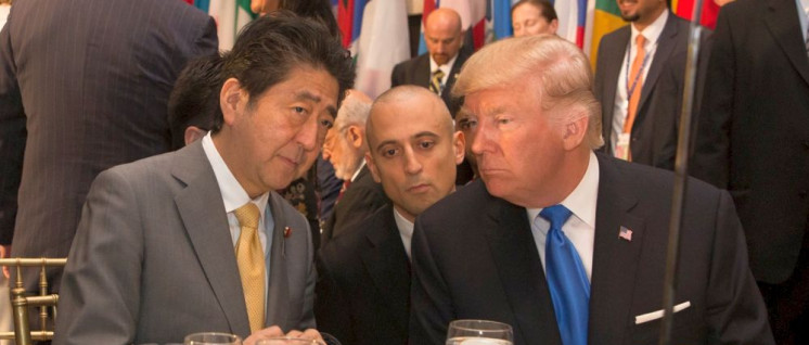 US-Präsident Donald J. Trump und Japans Premierminister Shinzo Abe sind sich einig: Japan muss wieder Kriege führen können (2. Oktober 2017). (Foto: Official White House Photo/Shealah Craighead)