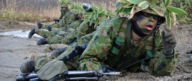 Angeblich nur für die Selbstverteidigung – japanische Soldaten bei einer Übung (Foto: [url=https://commons.wikimedia.org/wiki/File:1STU-SK-2_(%E7%B7%8F%E5%90%88%E8%A8%93%E7%B7%B4)_R_%E6%95%99%E8%82%B2%E8%A8%93%E7%B7%B4%E7%AD%89_81.jpg]Rikujojieitai Boueisho[/url])