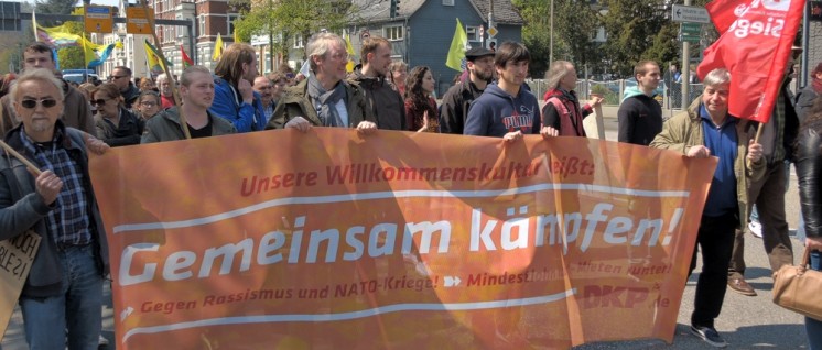 „Unsere Willkommenskultur heißt: ‚Gemeinsam kämpfen‘“ – mit dieser Ausrichtung beteiligt sich die DKP an lokalen Aktivitäten, hier beim Roten 1. Mai in Siegen. (Foto: Tom Brenner)