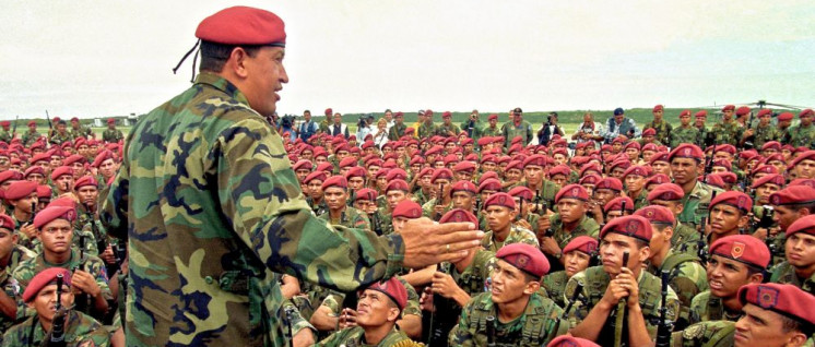 1999: Der Präsident der Republik gibt den Soldaten der Fallschirmbrigade Anweisungen, bevor sie in den von der Flutkatastrophe betroffenen Gebieten des Bundesstaates Vargas stationiert werden. (Foto: Karel Fuentes / flickr / Public Domain)