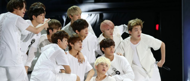 (Foto: [url=https://commons.wikimedia.org/wiki/File:Seventeen_(%EC%84%B8%EB%B8%90%ED%8B%B4)_at_2015_Summer_K-POP_Festival.jpg]Korean Culture and Information Service (Jeon Han)/Wikimedia Commons[/url])