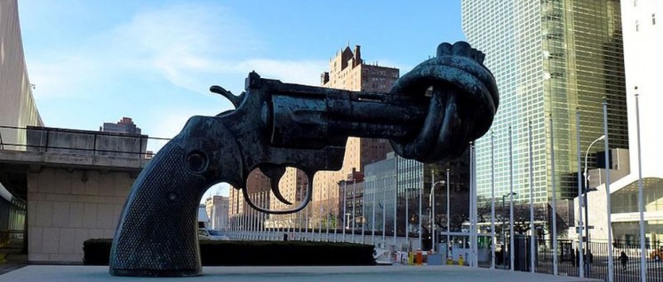 Ohnmächtiges UN-Symbol? (Foto: [url=https://commons.wikimedia.org/wiki/File:Non-Violence_sculpture_in_front_of_UN_headquarters_NY.JPG]ZhengZhou[/url])