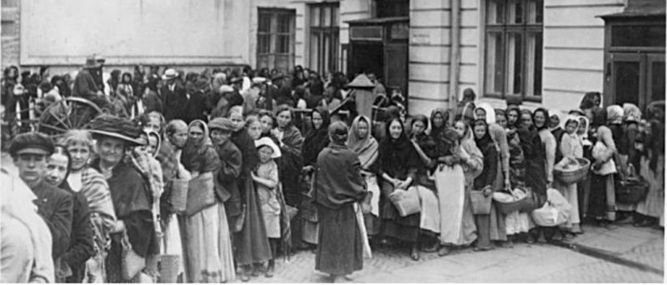 Anstehen nach ein wenig Brot: Nun war es genug. (Foto: [url=https://de.wikipedia.org/wiki/Datei:Bundesarchiv_Bild_183-R00012,_Anstehen_nach_Brot_in_Deutschland.jpg]Unbekannt[/url])