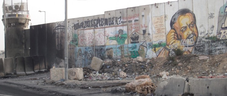 Am Checkpoint. Brandspuren und Graffiti sind Zeugnisse des Protests der palästinensischen Jugend. (Foto: Günter Pohl)