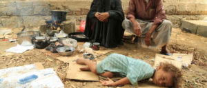 Afia, ihr Mann und ihre Enkelin auf einem Schulhof in Marawah. Dort hatten sie Zuflucht vor den Angriffen auf Hudeida gesucht. (Foto: ICRC / Abduljabbar Zeyad / CC BY-NC-ND)