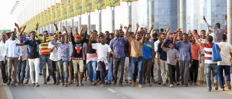 Demonstration gegen den Militärrat in Khartum (Foto: [url=https://www.flickr.com/photos/hmekki/46875590914/]Hind Mekk[/url]i)