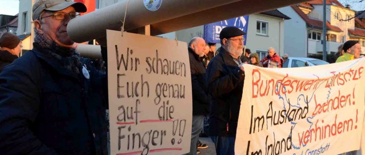 Auf die Finger schauen: Bei der Demonstration gegen die Getex-Übung in Stuttgart.  (Foto: RdS)