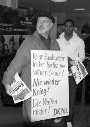 Gerd Schulmeyer (DKP), Stadtverordneter der DKP/LL in Mörfelden-Walldorf, bei einer Protestaktion an der Bertha-von Suttner-Schule