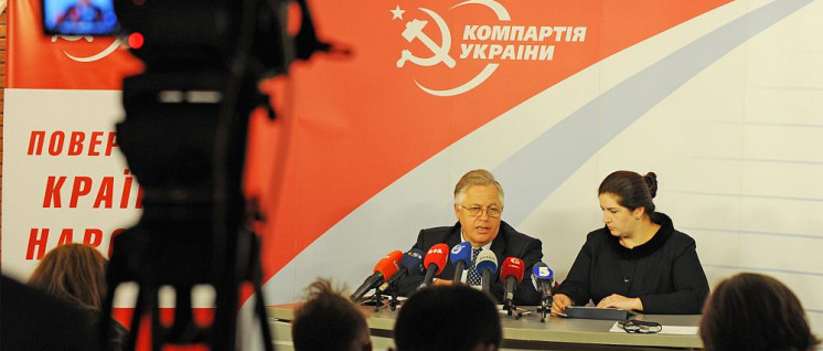 Der Präsidentschaftskandidat der Kommunistischen Partei der Ukraine (KPU), der Parteivorsitzende Pjotr Simonenko, bei einer Pressekonferenz während der Parlamentswahlen 2012 (Foto: [url=https://commons.wikimedia.org/wiki/File:Petro_Symonenko_04.JPG]http://symonenko.info/uk/photo/7/parlamentskye-vybory-28102012[/url])