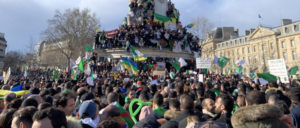 Algerier protestieren in Paris gegen Bouteflika und seine Politik. Der EU und Frankreich wäre es lieber, wenn in Algerien alles beim Alten bliebe. (Foto: [url=https://commons.wikimedia.org/wiki/File:Anti-Bouteflika_Paris_2019.jpg]Cheep[/url])