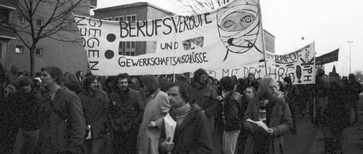 Demonstration gegen Berufsverbote, Westberlin Januar 1977 (Foto: W. Hermann (Fotostab am IfP - Institut für Publizistik FU Berlin) / wikimedia.com / CC BY-SA 3.0)