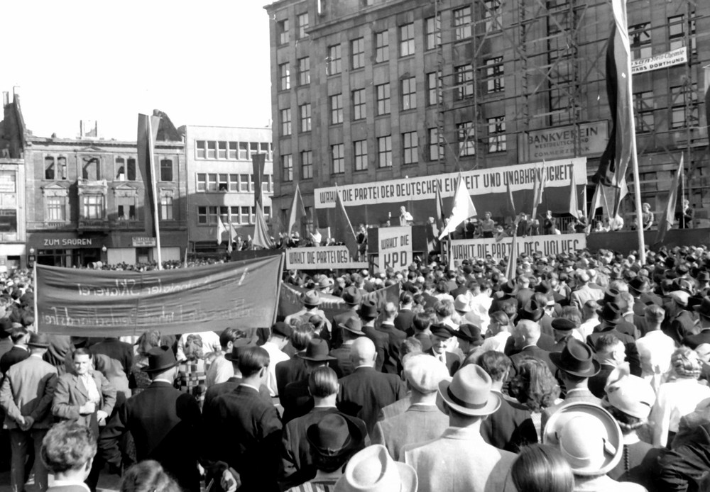 Wahlkundgebung der KPD 1950 mit dem Hauptredner Max Reimann