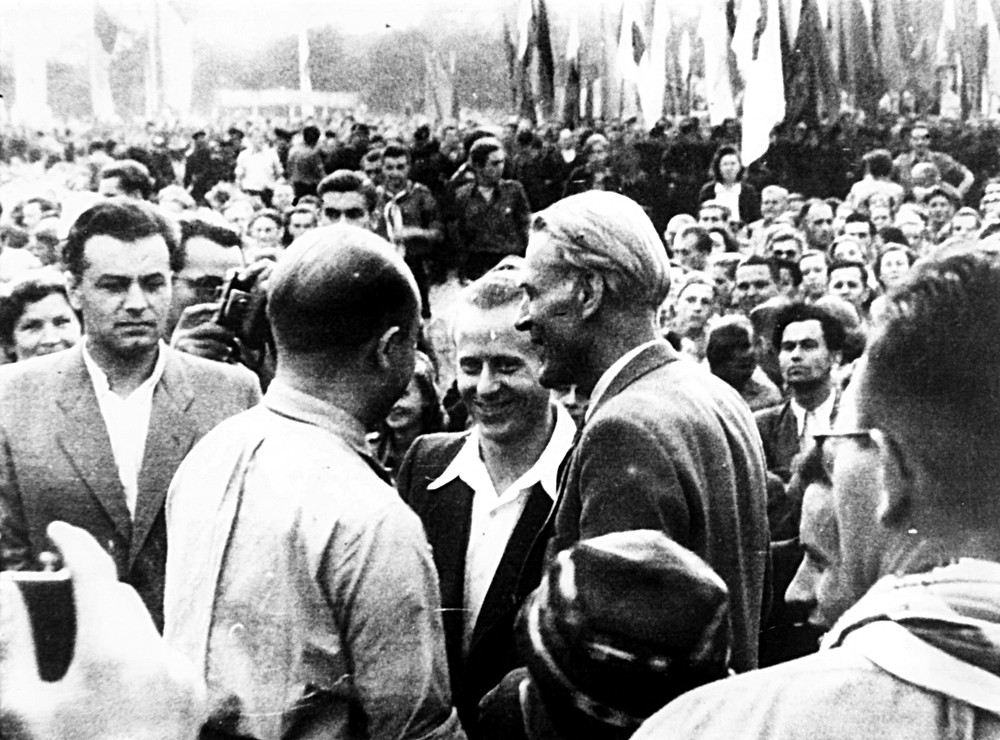 Max Reimann (rechts) mit Jupp Angenfort  (mitte) u. a. bei den Weltfestspielen der Jugend und Studenten 1951 in Berlin, der Hauptstadt der DDR