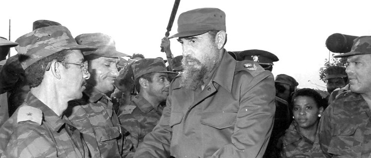 Fidel Castro mit kubanischen Internationalisten in Angola 1996