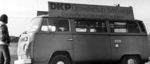 Seit langem aktiv gegen Umweltzerstörung: „Umweltschutz-Messwagen“ der DKP am Zaun des Frankfurter Flughafens. Dort beteiligten sich die Kommunisten in den 1980ern am Kampf gegen die geplante „Startbahn West“. (Foto: DKP Mörfelden)