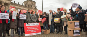 Mitglieder des Bundestages demonstrieren vor dem Reichstag. (Foto: [url=https://www.flickr.com/photos/gruene-bundestag/27252732239]Bundestagsfraktion Bündnis 90/Die Grünen[/url])