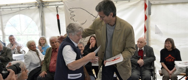 Ehrung der Genossinnen und Genossen für ihre 70-jährige Mitgliedschaft in der Kommunistischen Partei (Foto: Tom Brenner)