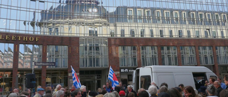 Kundgebung während der Eröffnungsfeierlichkeiten am 2. Mai (Foto: Ilse Jacob)