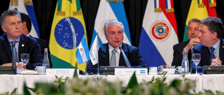 Auf jeden Fall ein Contra: Der nicht-gewählte Präsident Brasiliens, Michel Temer, beim Mercosur-Treffen in Mendoza, Argentinien (21. Juli 2017) (Foto: [url=https://www.flickr.com/photos/micheltemer/35324129773] Michel Temer/ flickr.com[/url])