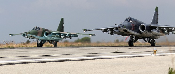 Russische Flugzeuge in der syrischen Basis Latakia: Eine Größe, auf die sich alle Akteure im Nahen Osten einstellen. (Foto: Mil.ru/wikimedia common/CC-BY 4.0)