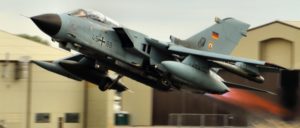 Der Plan der Bundesregierung sieht vor, dass sich die Bundeswehr unter anderem mit „Tornado“-Aufklärungsflugzeugen und einem Kriegsschiff am Kampf gegen den IS beteiligt. (Foto: Airwolfhound/flickr/CC BY-ND 2.0)