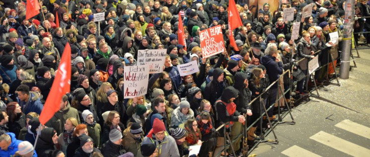 Düsseldorf stellt sich quer gegen den Pegida-Ableger „Dügida“ (Foto: [url=https://www.flickr.com/photos/gruenenrw/16132954028/in/photolist-qS2Je6-qzBBaN-qzLfkn]Bündnis 90/Die Grünen Nordrhein-Westfalen/flickr.com[/url])