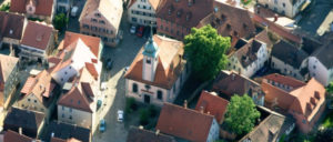 Die Erhöhung der Grundsteuer B trifft vor allem Mieter und Hausbeitzer, selbst im idyllischen Schwabach in Franken. (Foto: [url=/https://de.wikipedia.org/wiki/Franzosenkirche_(Schwabach)#/media/File:Franzosenkirche_Schwabach.jpg]Myratz[/url])