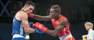 Der Kubaner Julio César La Cruz schlägt im WM-Finale den Irländer Joe Ward. (Foto: [url=https://www.flickr.com/photos/aibaboxing/36870023445] Boxing AIBA[/url])