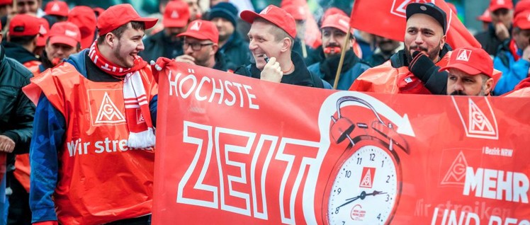 ^Insbesondere aus den östlichen Bundesländern fordern Anträge an den Gewerkschaftstag der IG Metall eine Angleichung der Arbeitszeit in allen Tarifgebieten auf die 35-Stunden-Woche. (Foto: Thomas Range)