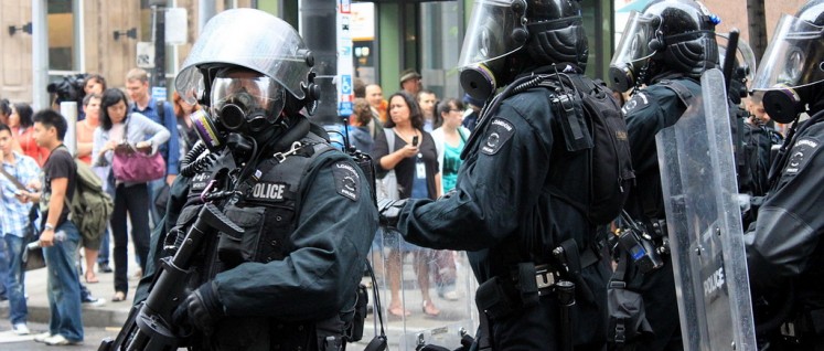 Schutz der Eliten vor dem Volk: Kanadische Polizei schützt den Gipfel 2010 in Toronto. (Foto: [url=https://www.flickr.com/photos/chrishuggins/4736995818]Chris Huggins/Flickr/CC_BY_2.0[/url])