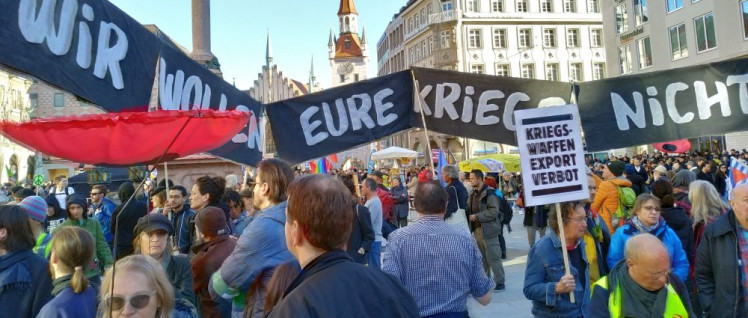 Kriegsgegner versammeln sich zur Abschlusskundgebung am Marienplatz. (Foto: Christoph Hentschel)