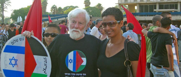 Uri Avnery 2006 bei einer Demonstration gegen den Libanonkrieg. (Foto: [url=https://commons.wikimedia.org/wiki/File:Hadash,_protest_againts_lebanon_war.jpg]dovblog[/url])