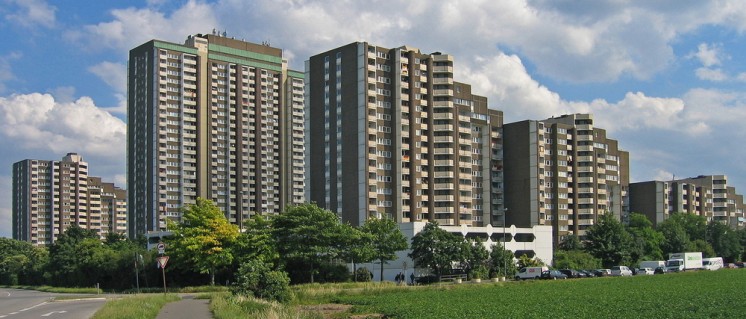 Der Hochhauskomplex „Auf dem Kölnberg“ im Kölner Stadtteil Meschenich wurde seit 2010 Stück für Stück von zwei Großinvestoren aufgekauft. (Foto: [url=https://de.wikipedia.org/wiki/Meschenich#/media/File:Meschenich-koelnberg.jpg]A.Savin[/url])