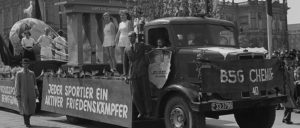 Sportler der Betriebssportgemeinschaft Chemie mit ihrem Themenwagen auf der Demonstration am 1. Mai 1951 in Leipzig. (Foto: Deutsche Fotothek)